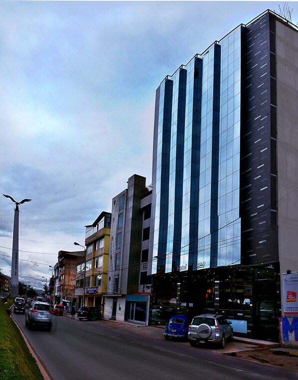 Standing tall in the heart of the city, this hotel offers a sleek and contemporary design.