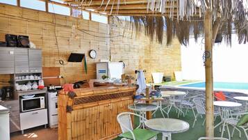 Micro-ondes (sur demande), four, plaque de cuisson, lave-vaisselle