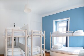 Tabla de planchar con plancha, wifi gratis y ropa de cama 