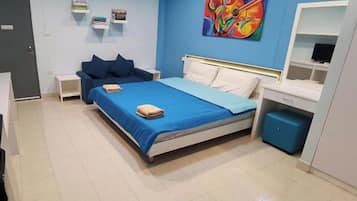 Un dormitorio con cama, mesita de noche, cómoda y un cuadro abstracto colorido en la pared.