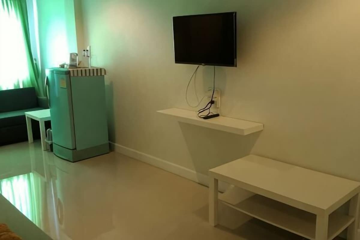 Living area | 32-inch flat-screen TV with cable channels, TV