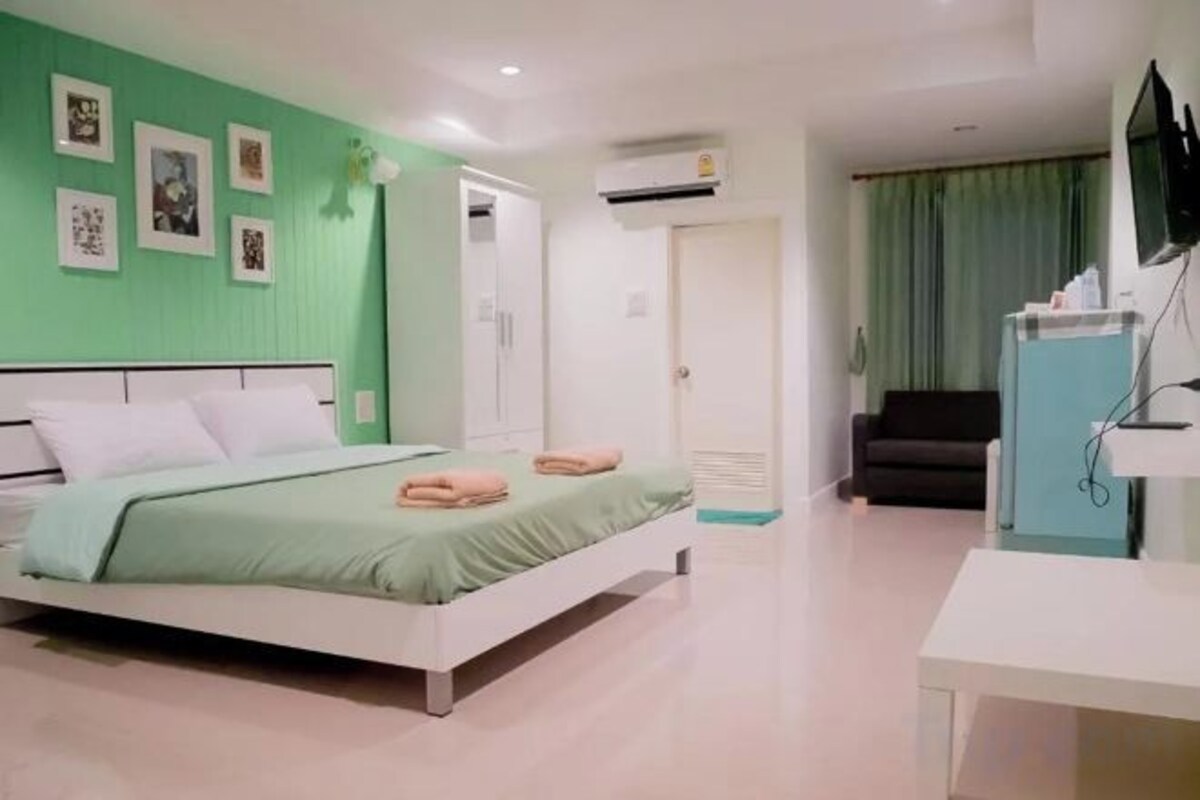 Desk, WiFi (free), bed sheets