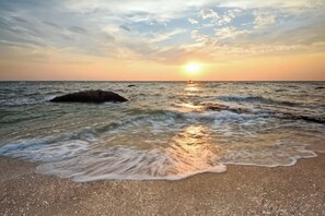 Beach nearby - UJ Apartment (Chonburi)