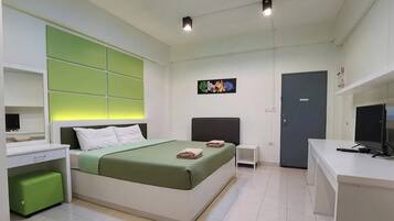 Ein modernes Schlafzimmer mit Bett, Nachttischen, einem Schreibtisch und einer Tür.