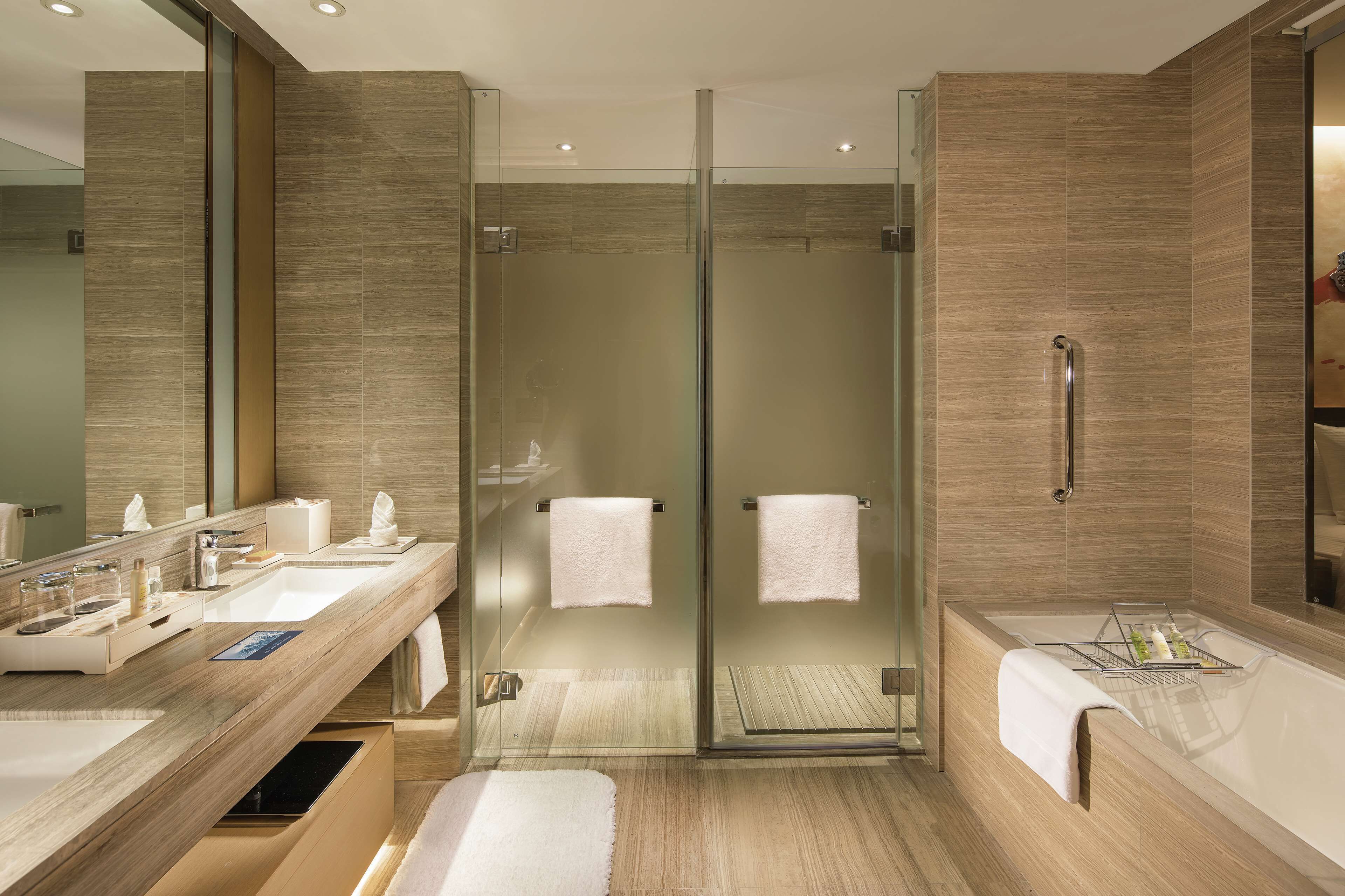 Un bagno moderno con doccia vetrata, un mobile lavabo con specchio e una vasca da bagno.