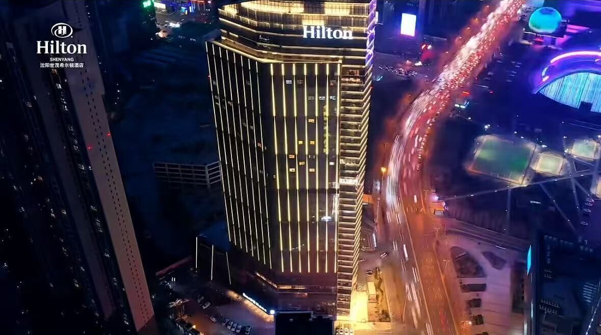 executive room, 1 king bed (deluxe) | premium bedding, down duvets, memory-foam beds, minibar