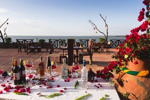 Menyajikan hidangan lokal dan internasional