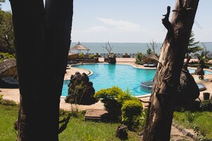 Una piscina al aire libre
