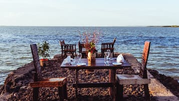 Breakfast, lunch, dinner served; local and international cuisine