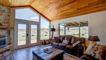 Luxury-Haus, 3 Schlafzimmer, Flussblick | Wohnzimmer | LCD-Fernseher, Netflix