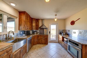 Luxury House, 3 Bedrooms, River View | Private kitchen