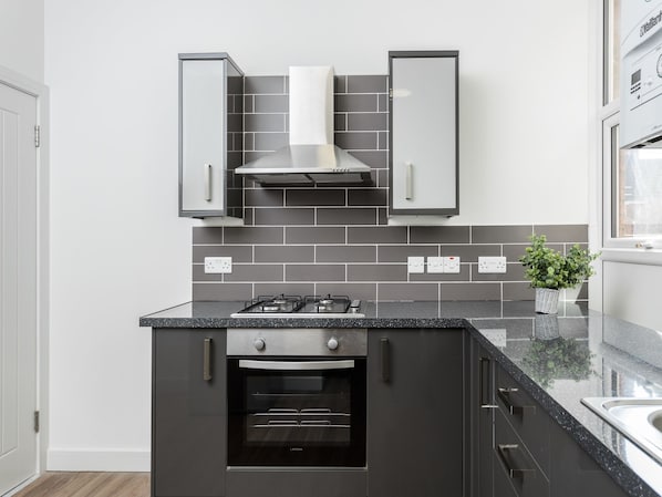 Departamento Premium, 2 habitaciones, frente al mar | Cocina privada | Refrigerador, microondas y cafetera y tetera 