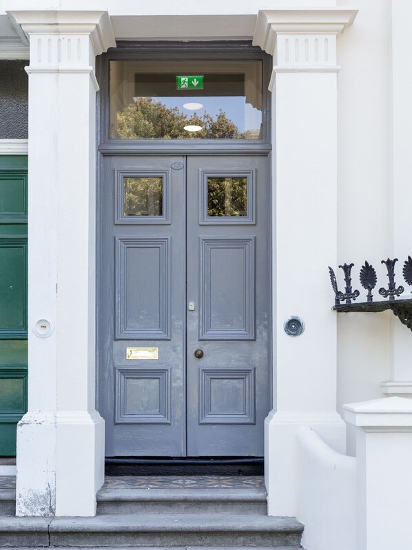 Property entrance - Western Parade Apartments (Portsmouth)