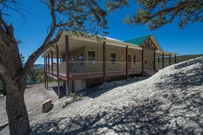 Front of property - Ridgetop Hideaway (Hatch)