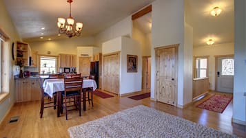 Luxury House, 3 Bedrooms | In-room dining