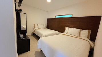 Cubrecamas, muebles diferentes y escritorio 