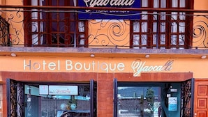 Ein Hotel-Boutique mit einem Schild, auf dem 