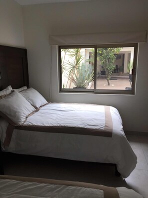 Edredón, muebles diferentes y escritorio 
