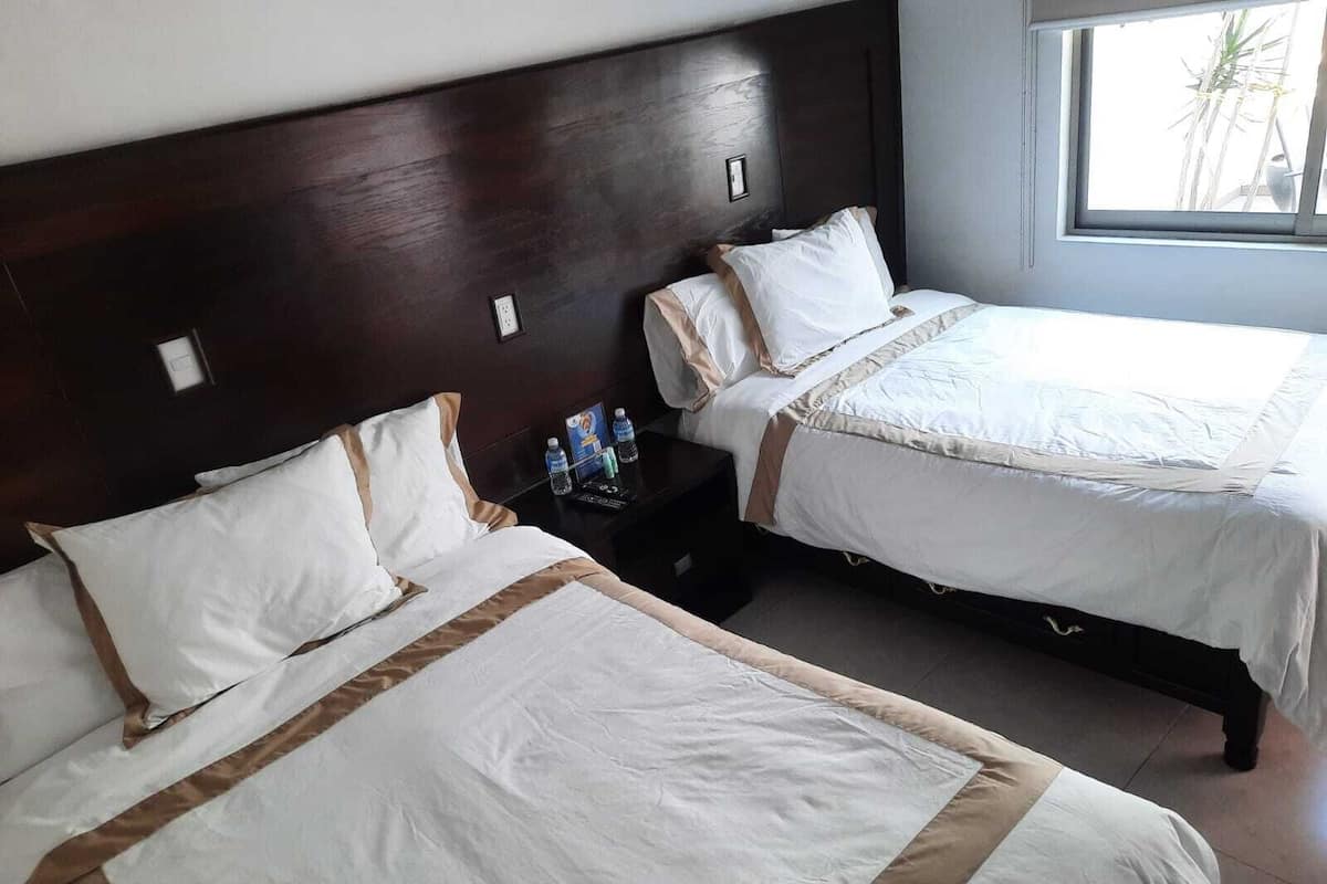 1 habitación, cubrecamas, muebles diferentes y escritorio