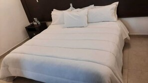 Habitación estándar | Edredón, muebles diferentes y escritorio 