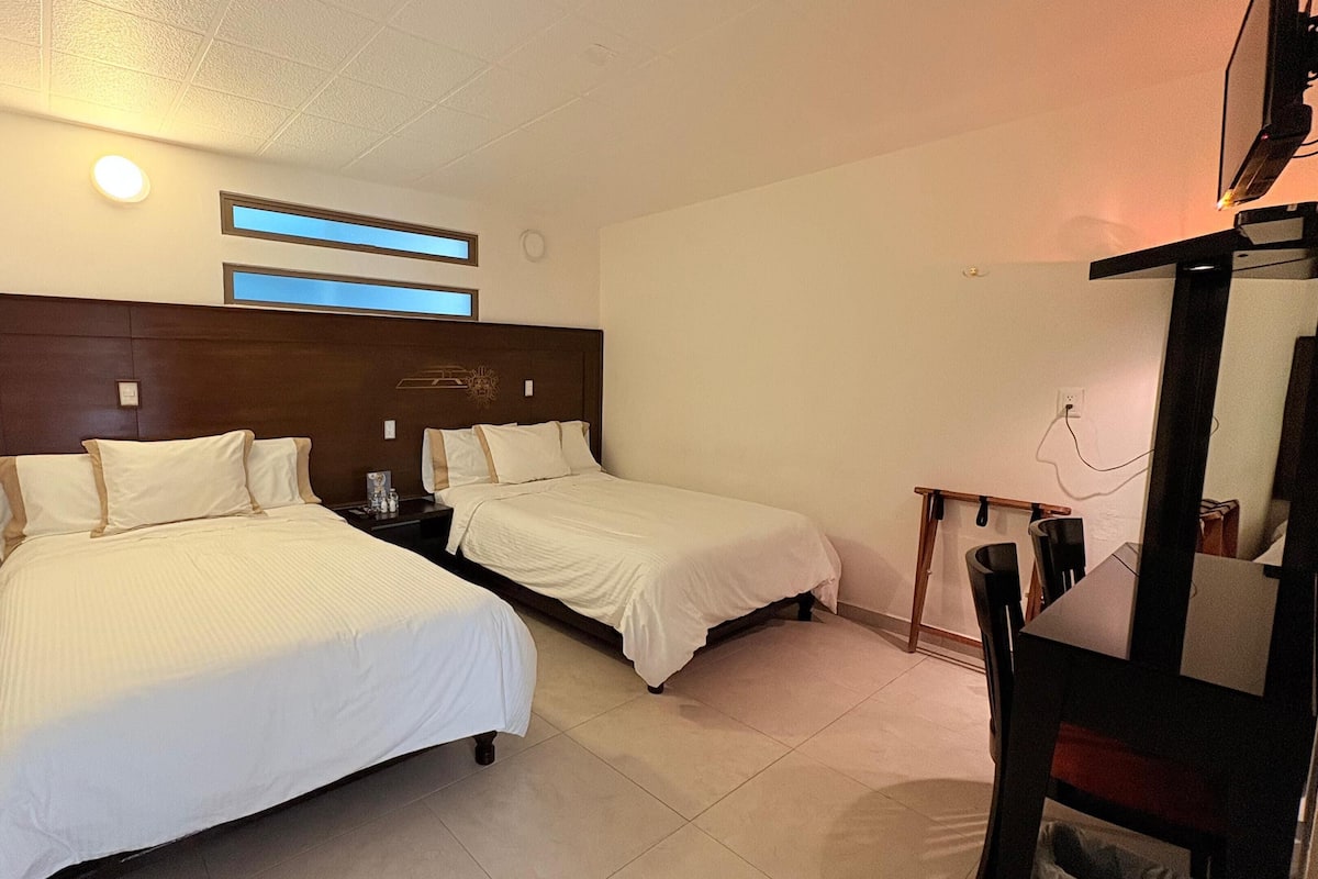 Superior-Vierbettzimmer | 1 Schlafzimmer, Daunenbettdecken, individuell eingerichtet, Schreibtisch