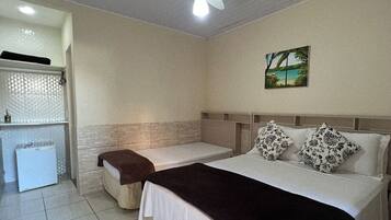 Standardzimmer | Minibar, Schreibtisch, Bügeleisen/Bügelbrett, kostenlose Zustellbetten