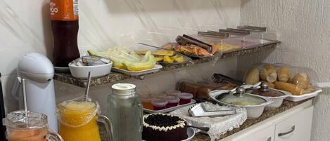 Un buffet de petit-déjeuner proposant une variété d’aliments et de boissons.