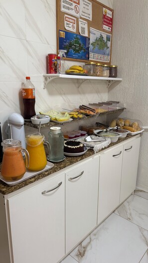 Un bufé de desayuno con diversas opciones de comida y bebidas.