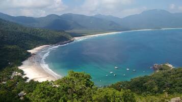 靠近海滩