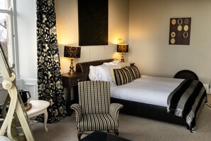 Free cots/infant beds, rollaway beds, free WiFi, bed sheets - Yann's at Glenearn House (Crieff)