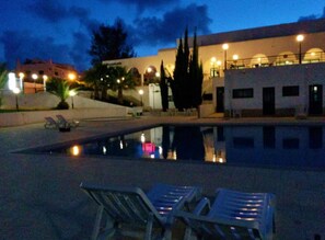 Bagian depan properti - sore/malam