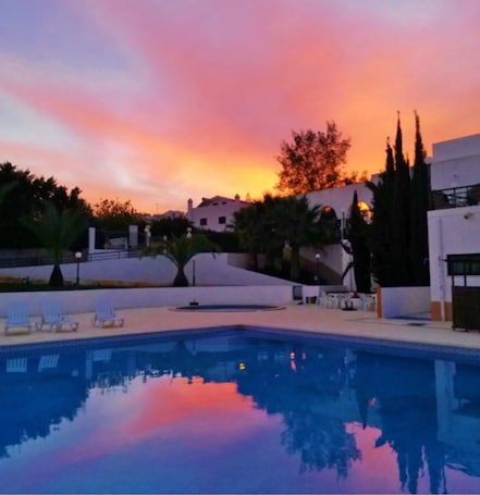 Una piscina al aire libre de temporada