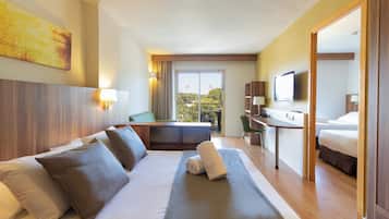 1 habitación, caja de seguridad en la habitación y escritorio