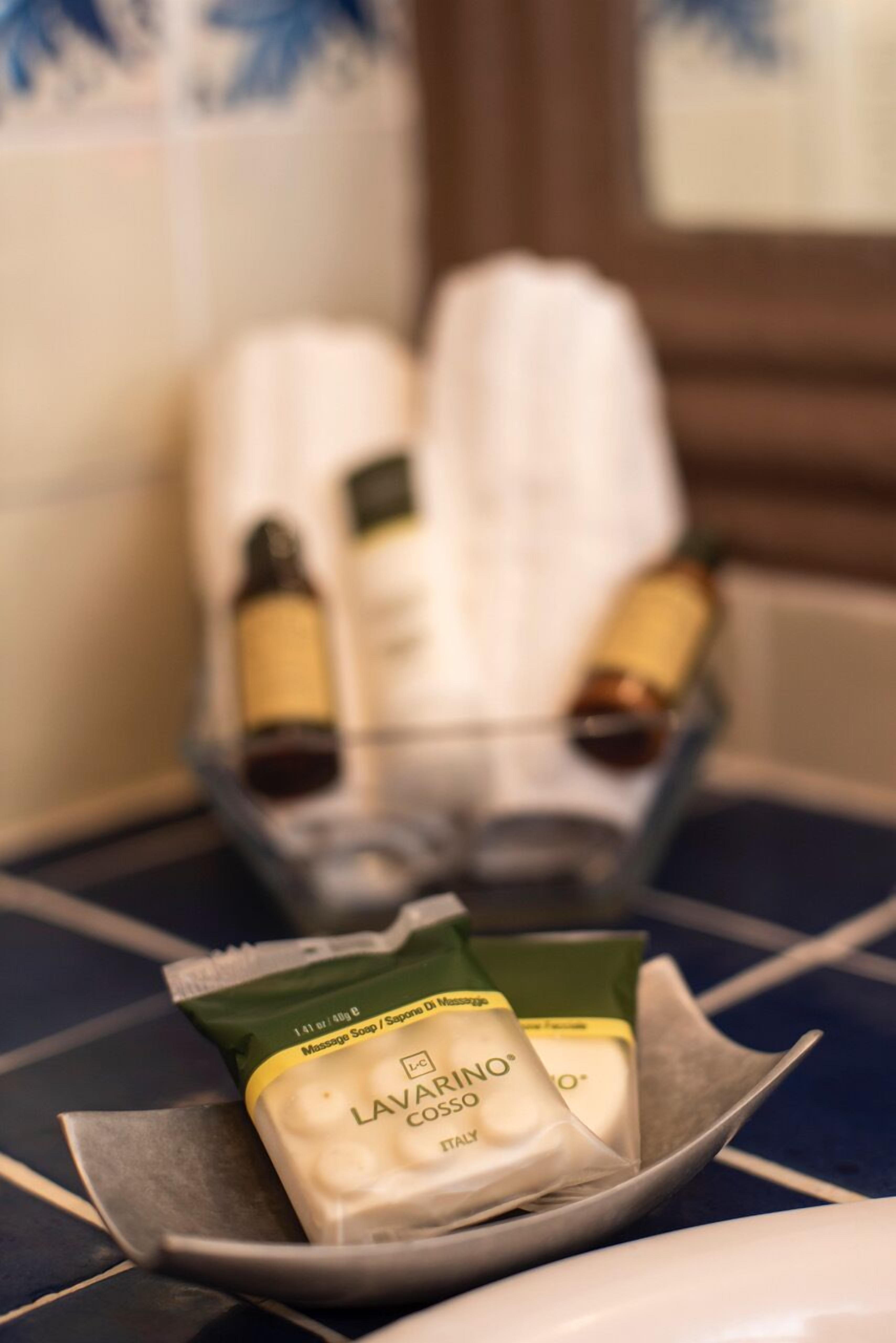 suite, 1 king bed | bathroom | shower, free toiletries, towels