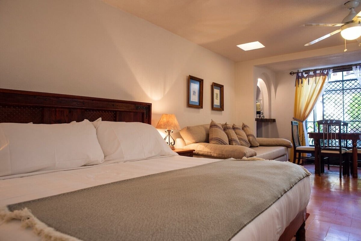 Suite, 1 Tempat Tidur King | Seprai premium, tirai kedap cahaya, dan seprai linen