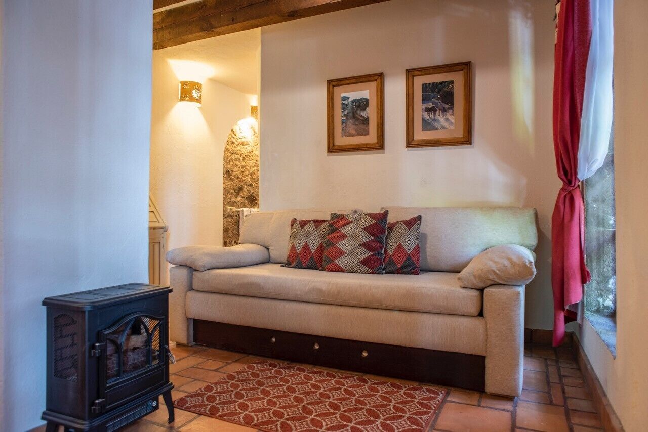 suite, 1 king bed | living area | 40-inch tv with cable channels