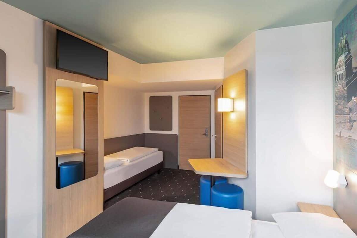Triple Room | Desk, laptop workspace, soundproofing, WiFi (free)
