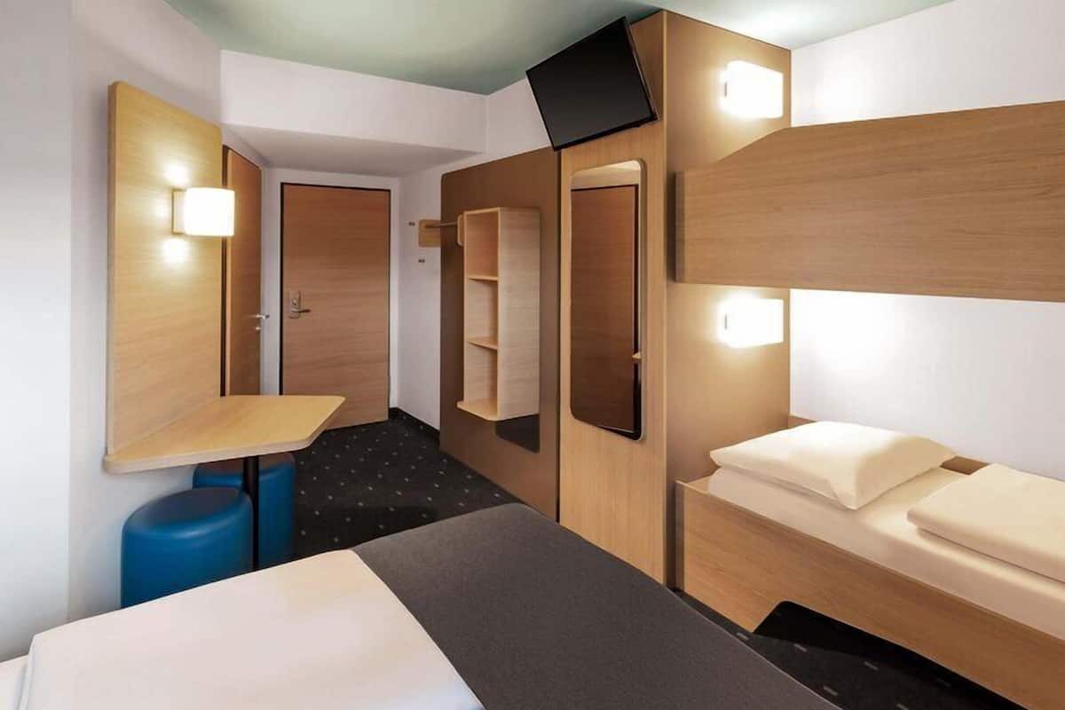 Family Quadruple Room | Desk, laptop workspace, soundproofing, WiFi (free)