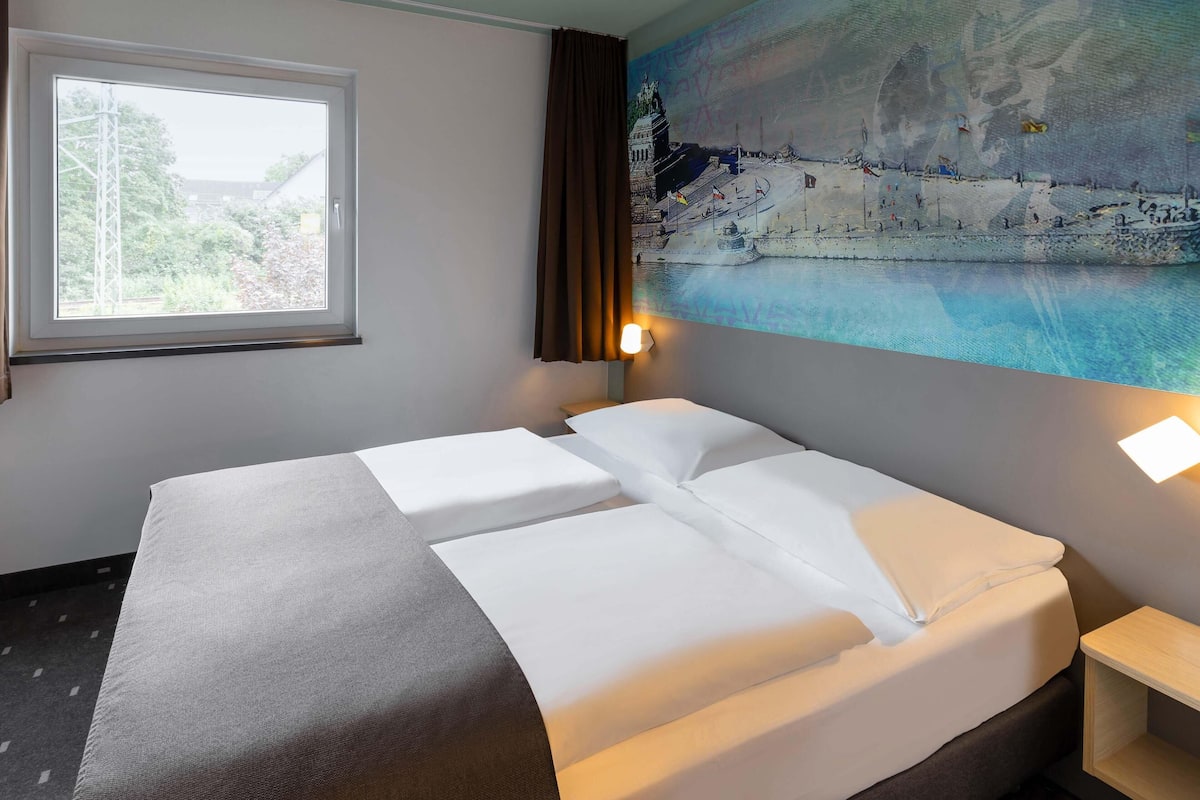 Escritorio y espacio para trabajar con laptop