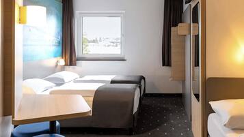 Dreibettzimmer | Schreibtisch, laptopgeeigneter Arbeitsplatz, schallisolierte Zimmer