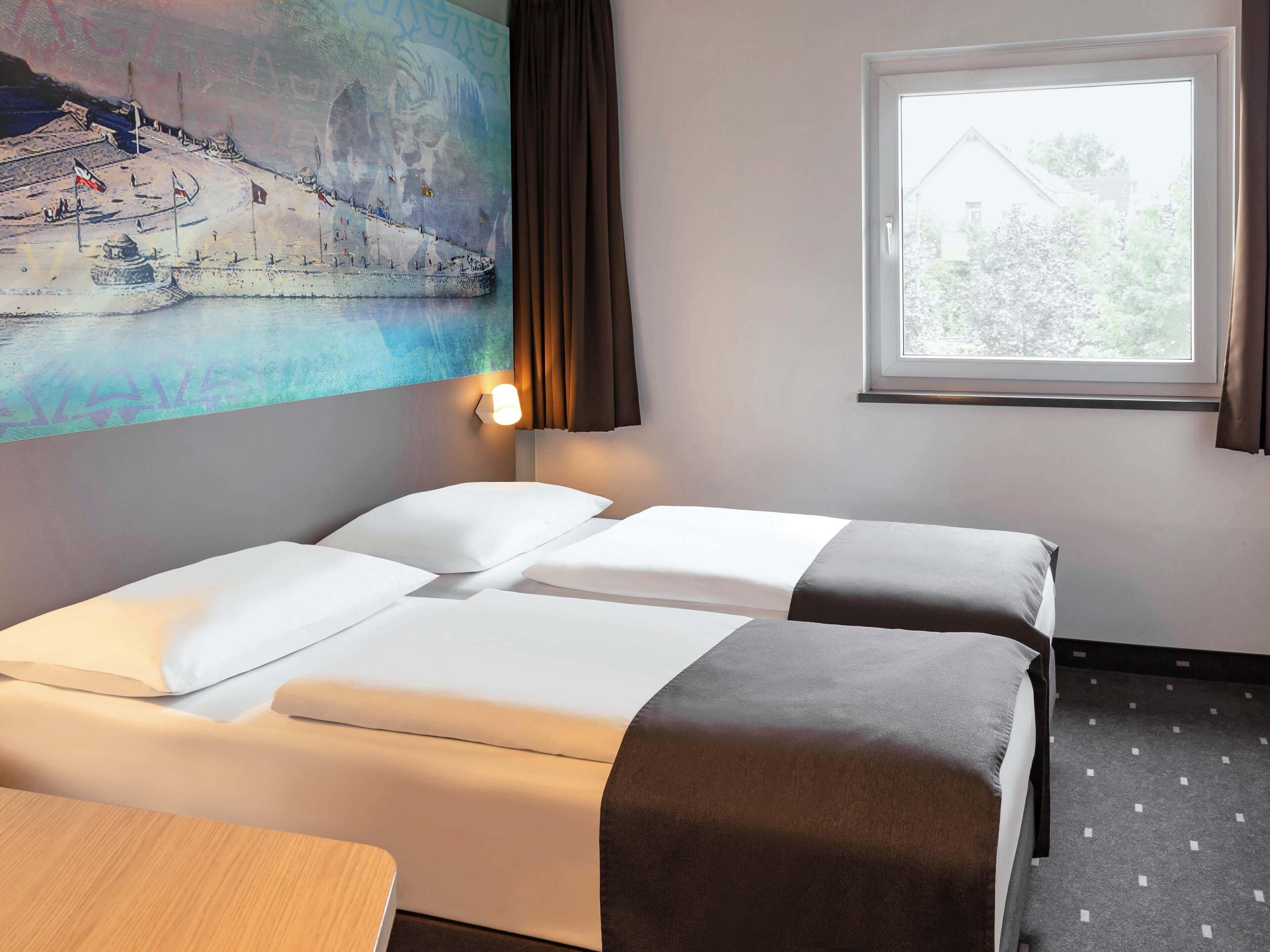 Zweibettzimmer | Schreibtisch, laptopgeeigneter Arbeitsplatz, schallisolierte Zimmer