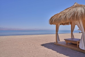 Playa privada, sillas reclinables de playa, sombrillas, toallas de playa