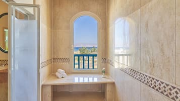 Suite Présidentielle | Salle de bain | Baignoire, articles de toilette écologiques, sèche-cheveux