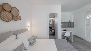 Hypo-allergenic bedding, in-room safe, individually decorated - Ippocampos (Milos)