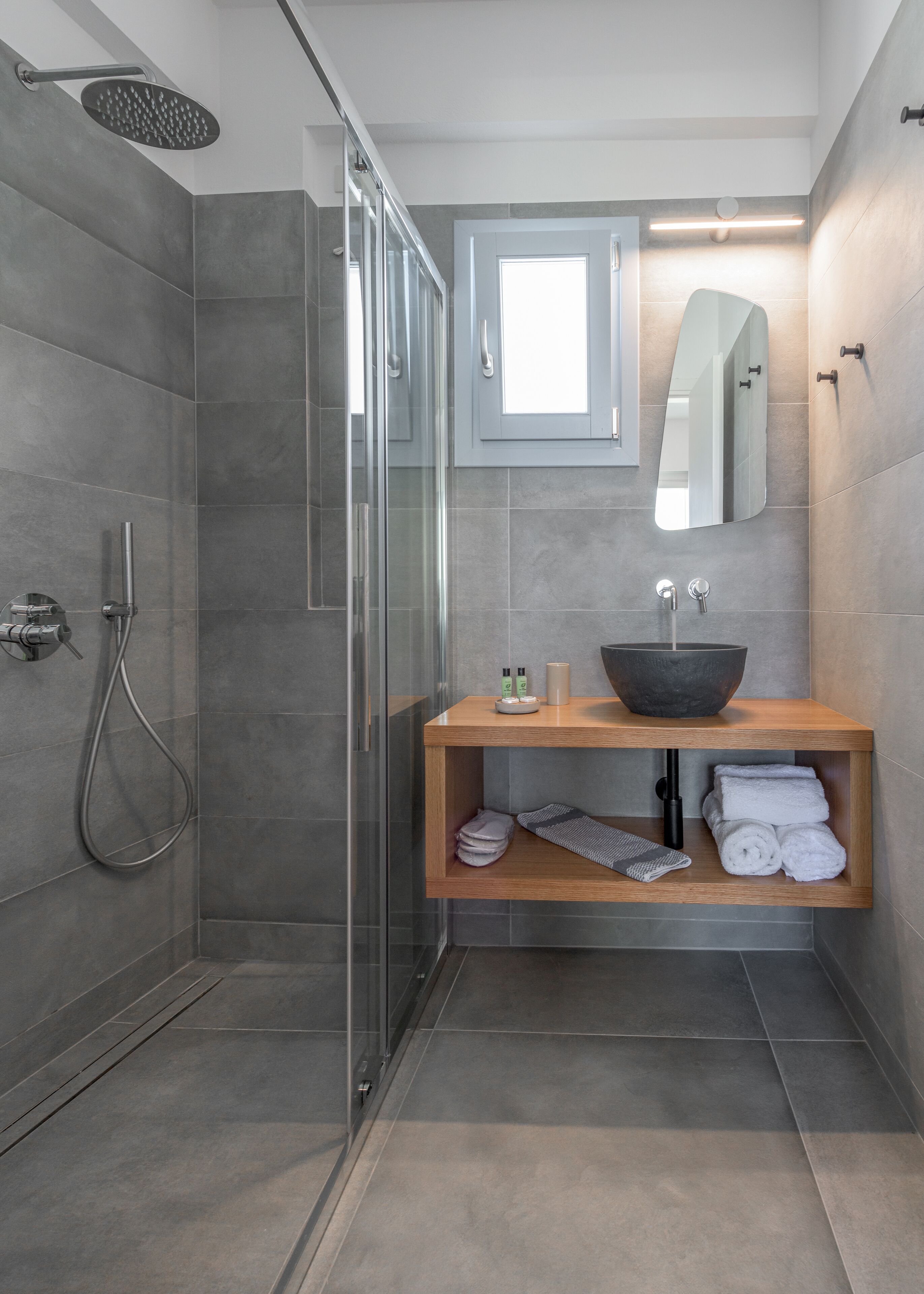 Studio, uitzicht op zee | Badkamer | Een douche, een regendouche, gratis toiletartikelen, een haardroger