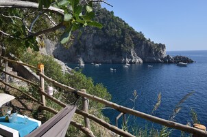 Tienda, mirando al mar (by going down 350 steps)