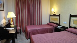 In-room safe, desk, soundproofing, iron/ironing board - Hotel El Paraiso Playa (Isla Cristina)