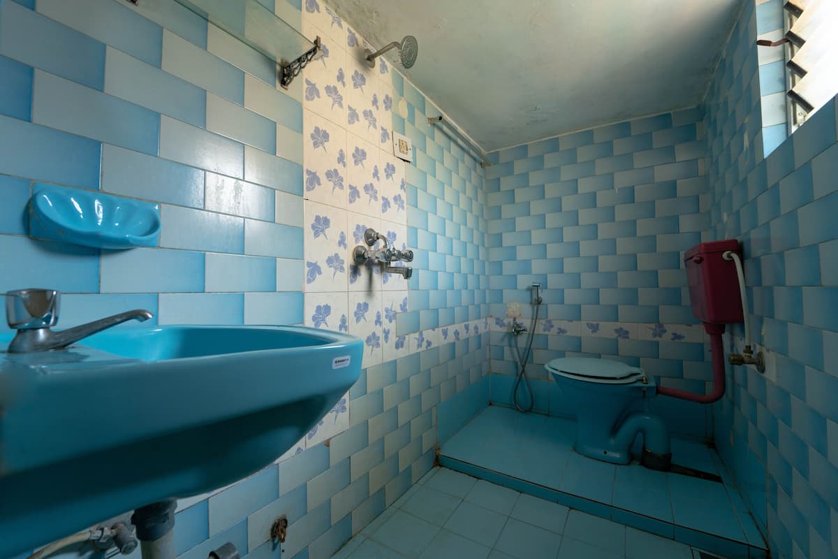 Shower, rainfall showerhead, towels
