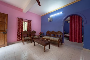 TV - Nelmar Nest Guest House (Calangute)