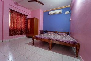 In-room safe, desk, rollaway beds, free WiFi - Nelmar Nest Guest House (Calangute)